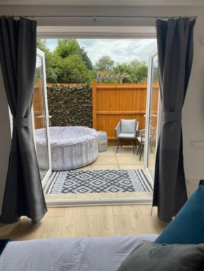 Stylish 1 bedroom studio outdoor area and hot tub